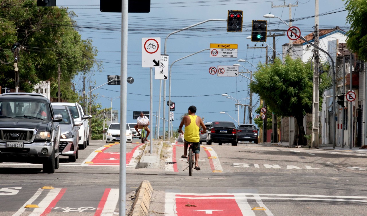 homem andando na ciclovia da av. filomeno gomes